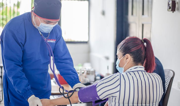 when to go to hospital for fast heart rate